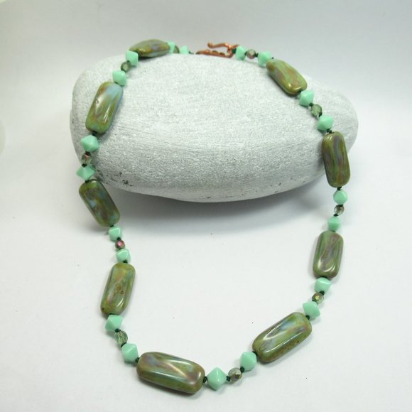 Uranium glass bead necklace - Picture 2 of 11